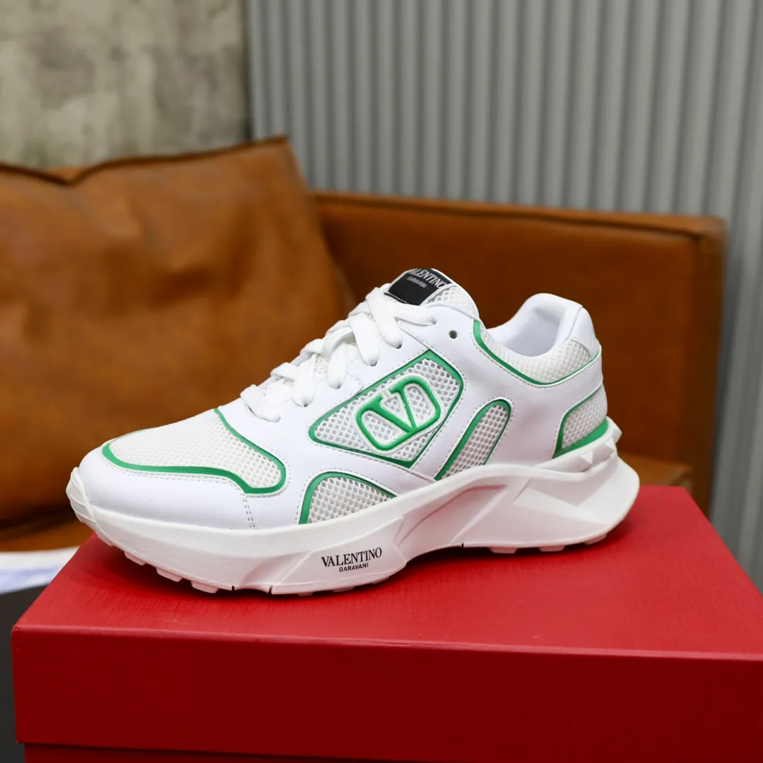 Ex-factory price: 460💰VALENTINO/Valentino 2025s men's latest low-top thick-soled sports shoes are shipped. Made with heavy industry, men's fine casual sports shoes, versatile style. Made of fabric mesh upper, rubber lines embellished with geometric segmentation upper, hand-sewn, novel and fashionable, rubber soles with rivet details on the front and back, VALENTINO GARAVANI LOGO printed on the side, and Valentino Garavani decorative inlay on the tongue. Logo, comfortable, breathable and durable on the feet! Comes with full original packaging! Code number: 38-39-40-41-42-43-44 (45 can be customized)